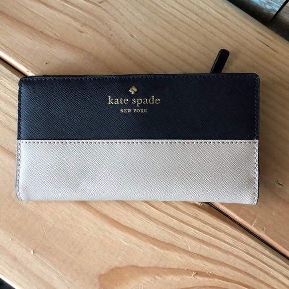 Kate Spade billfold - Picture 1 of 3